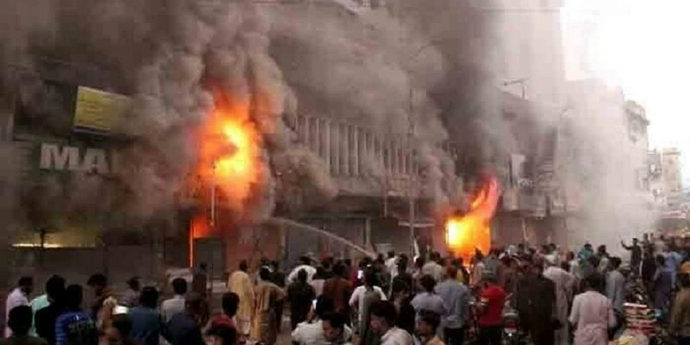 Peshawar Mobile Market Burns in Devastating Fire, Losses in Billions